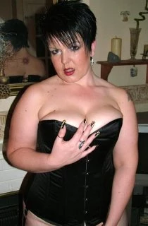 A curvaceous, clean shaven 30 something with suckable DD delights. Dee describes herself as a Filthy Slut with a mouth for suckin and an ass for fuckin