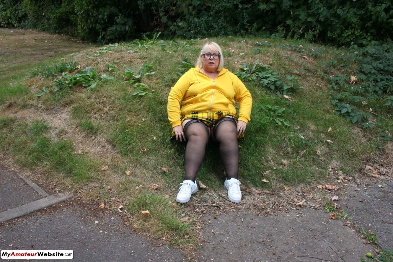 LexieCummings - Flashing Outside  Removing My Stockings