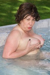 AuntieTrisha Hot Tub in the Garden