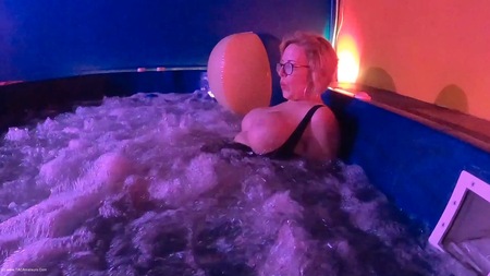 CurvyClaire - Bikini Hot Tub Pt4