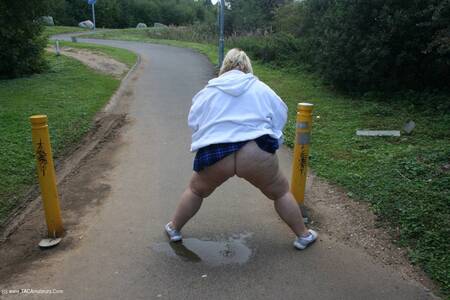 Lexie Flashes Her Arse